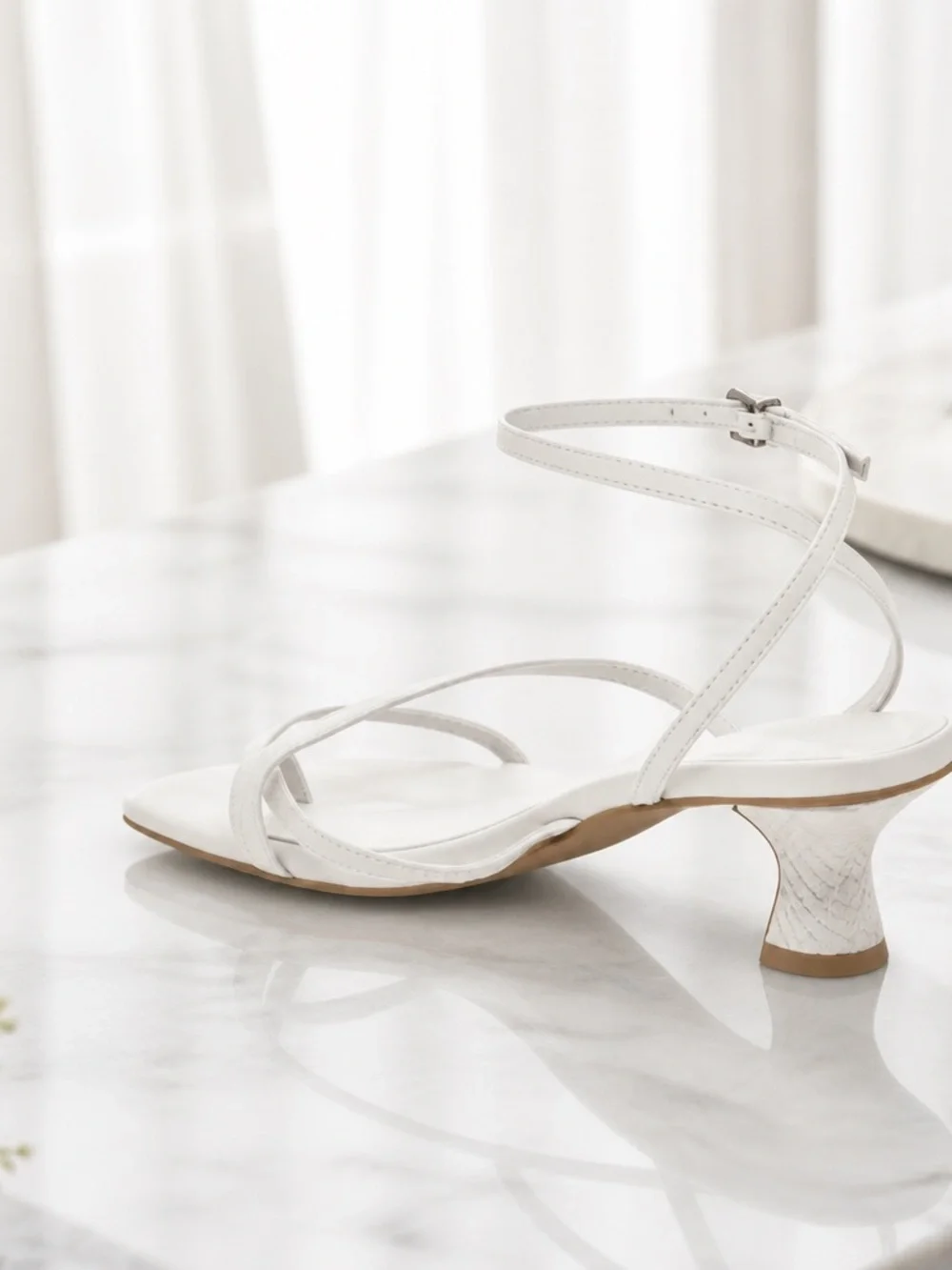 Juliet Holy Womens 7 White Strappy Square Toe Toe-Loop Kitten Heel Sandals NWOT
